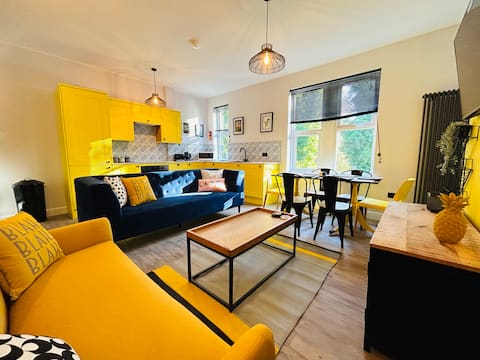 Popular Airbnb listing: Luxury 3-Bed Duplex. Free Parking, Stylish Decor in Leeds