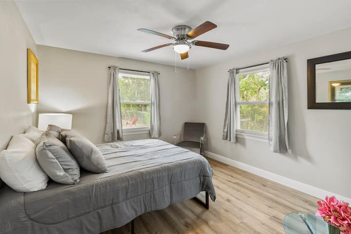 Dormitorio de invitados con cama de matrimonio
