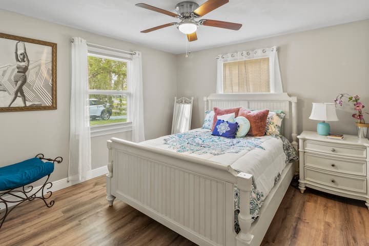 Dormitorio de invitados con cama tamaño Queen