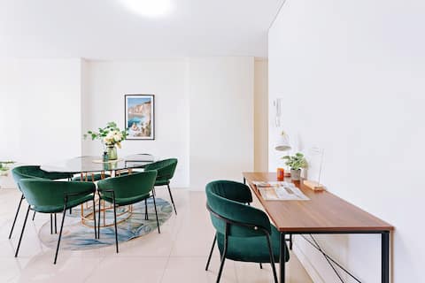 Central location 5 beds 3 rooms apartment 8 min walk to train station, restaurant, mall, free parkin