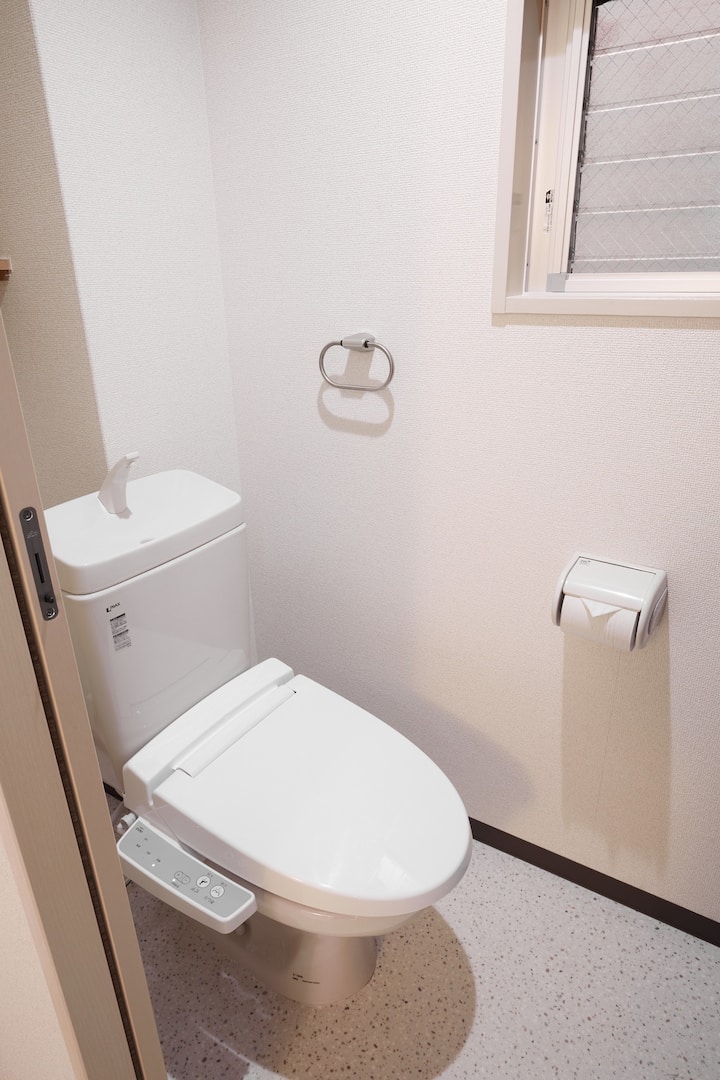 温水洗浄便座付きの清潔なトイレ空間。隅々まで行き届いた清掃で、毎日快適かつ安心にご利用いただけます。