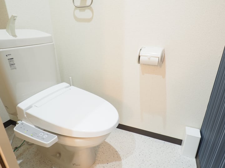 清潔感あふれる温水洗浄便座付きトイレ。毎日使う水回りだからこそ、ホテルのような快適さを追求しました。