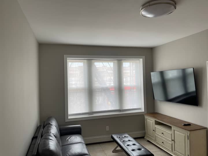 Cozy 1 Bedroom Near Hudson, Mins To Nyc! - West New York, NJ