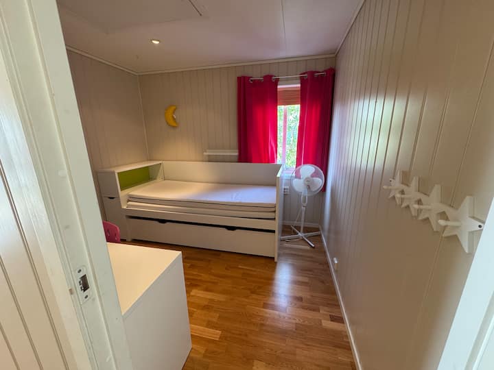 Rozkladacia posteľ, ktorá sa rozloží na 2 jednolôžka.