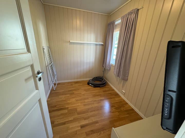 V tejto najmenšej spálni je jednolôžko. K dispozícii je aj prístelka, ktorú je možné umiestniť do jednej z ďalších izieb.