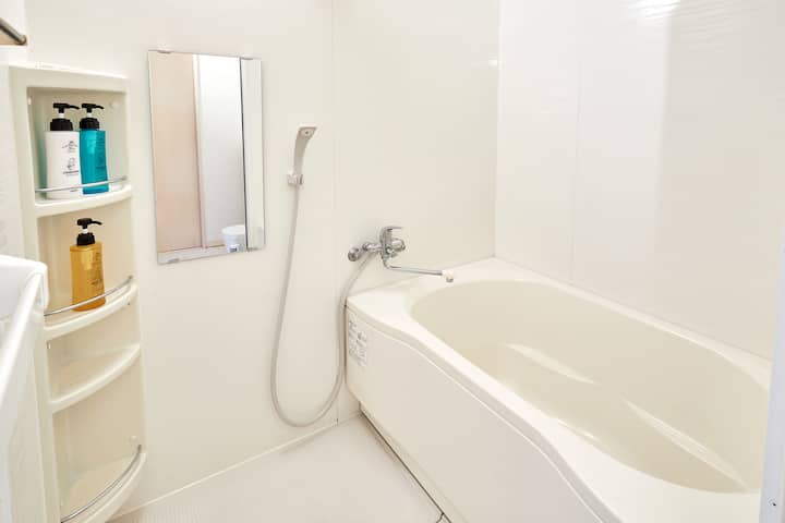 ゆったりと足を伸ばせる広々としたバスタブ。一日の疲れをリセットし、心身ともにリフレッシュできます。