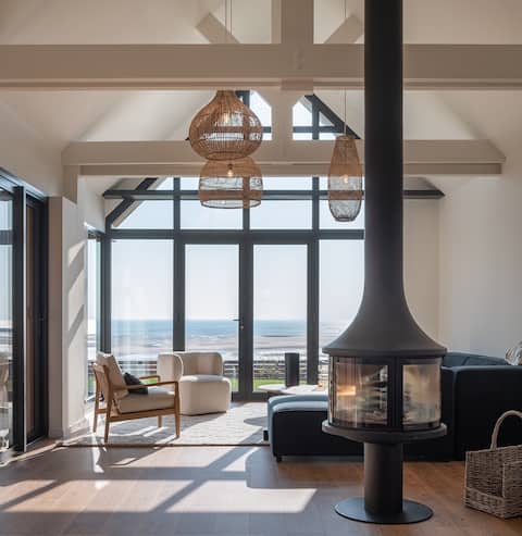 Architect-designed villa facing the sea