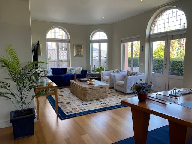 2 New Kings:Harbour views in the Heart of Kalk Bay