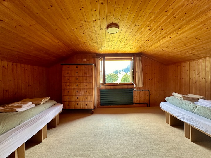 Стая с второ легло на втория етаж - снимка 1. Насладете се на сутрешното слънце и гледката към ледника Силврета.