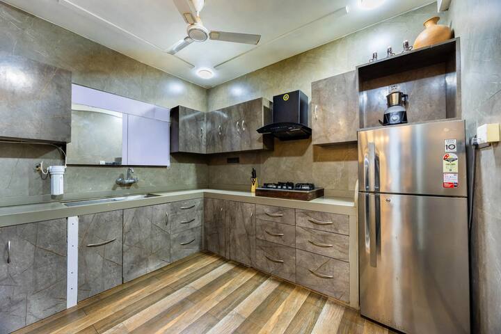 Full kitchen image 1