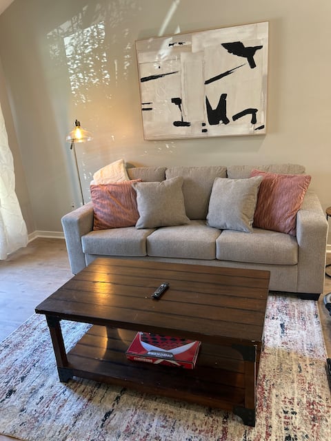 Comfortable 2B/2BA off Spillway | King & Queen Bed