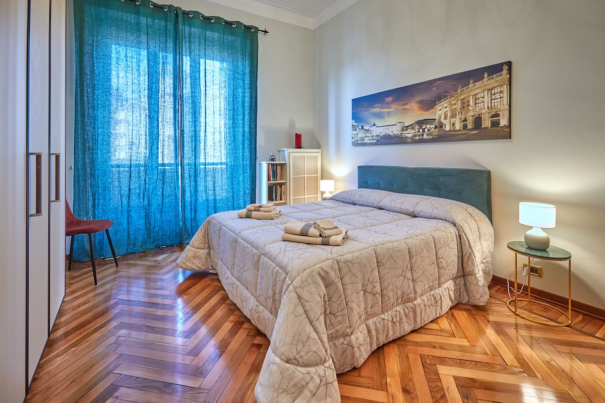 Dormitorio con balcón con vistas al Monte dei Cappuccini y Mole Antonelliana