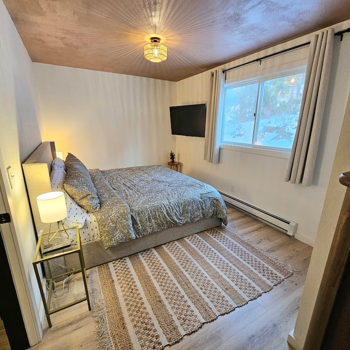 Брачен кревет (широк 180 – 200 см) и 50-инчен 4K LED телевизор