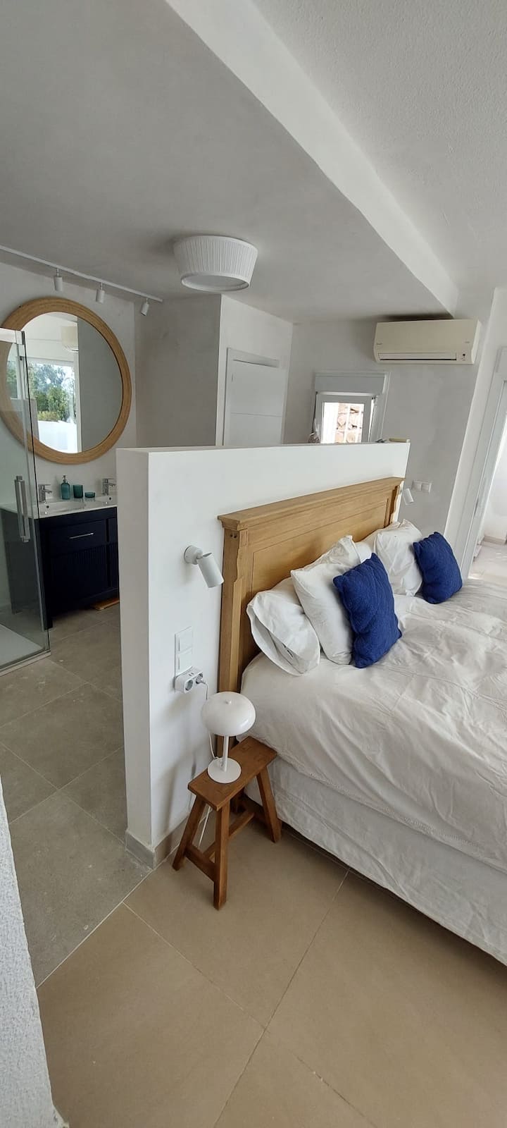 Superbe chambre principale avec lit King size, élégante salle de bain en suite avec douche, baignoire exempte et accès direct à la piscine, offrant une atmosphère de luxe et de confort.