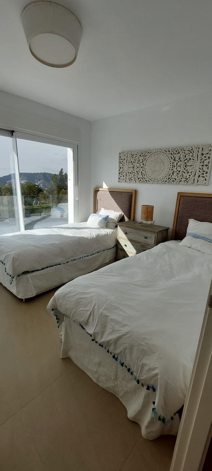 Troisième chambre (deux lits simples) accès direct à la piscine
