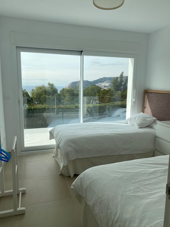 Quatrième chambre (deux lits simples) accès direct à la piscine