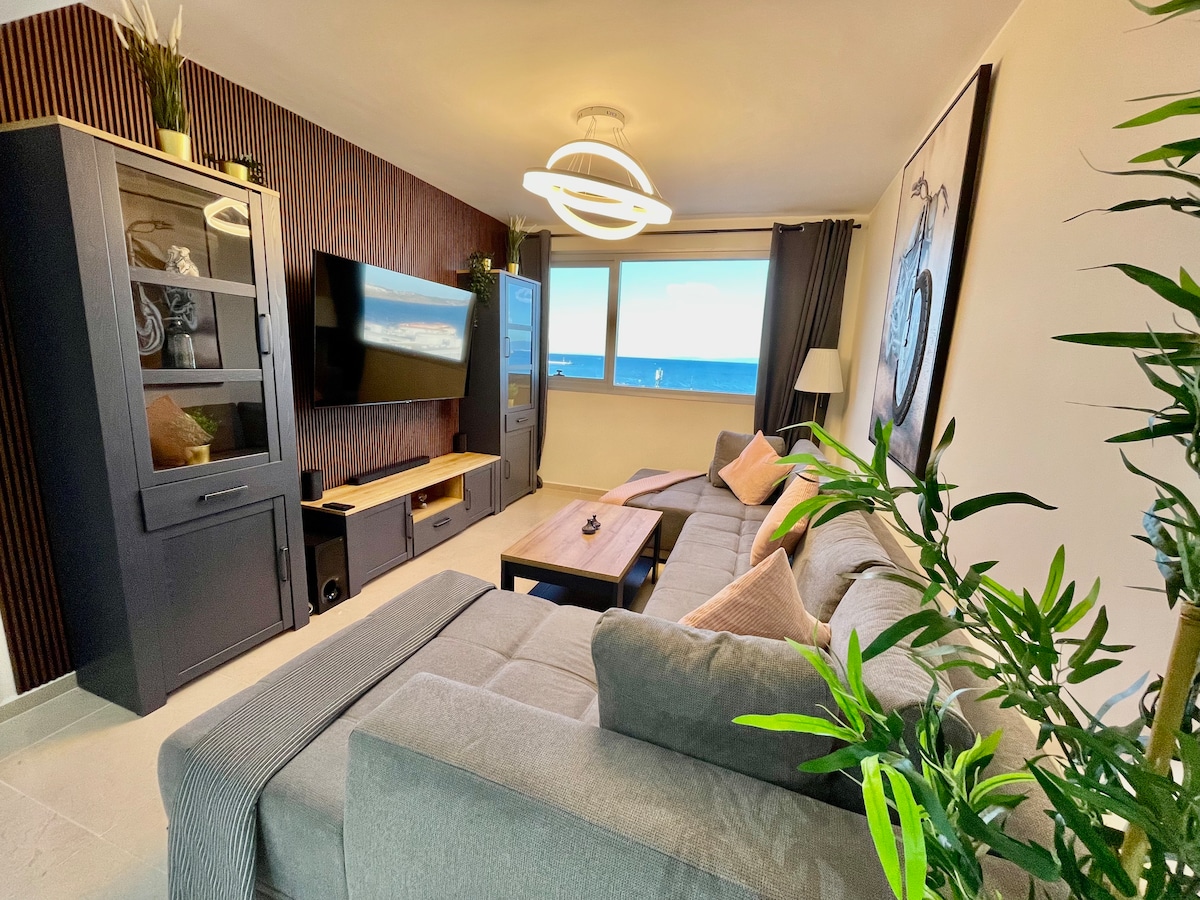 Sallë komode me pamje nga deti