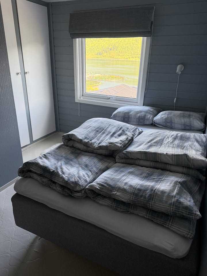 Spálňa 2 má malú manželskú posteľ (120 x 200), ale extra nafukovací matrac je k dispozícii, ak si myslíte, že bude príliš malý pre 2 osoby. Izba má dobre šatník, fantastický výhľad na fjord a 32* SmartTV.