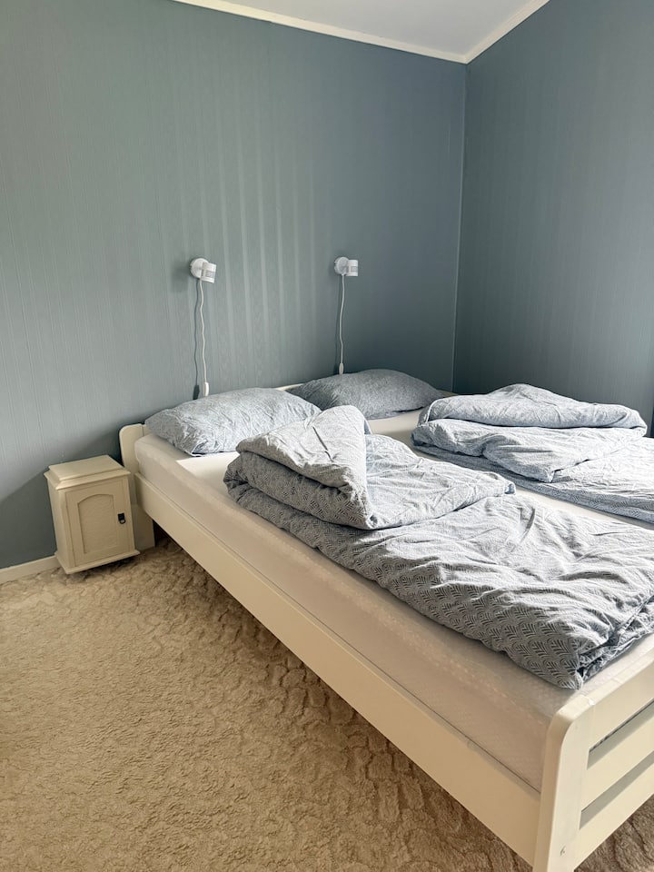Spálňa 3 má priestrannú manželskú posteľ a dostatok priestoru v skrini. O niečo menšie výhľady ako ostatné dve spálne, ale stále máte dobrý výhľad na Torskenfjord a hore na hory.