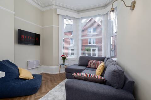 Top performing Airbnb: Esplanade Escape. Newly renovated, prime location in Eastfield