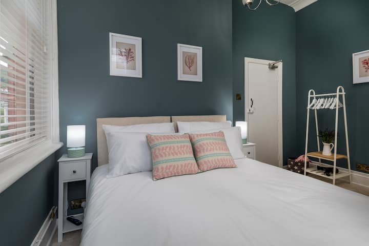 Брачен кревет (широк 150-179 см) и кревет со линк кој може да се промени на два единечни кревета. 