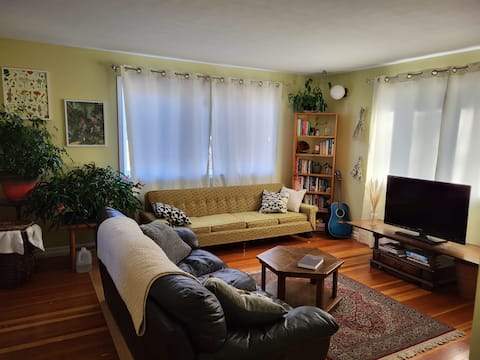 Popular Airbnb listing: Family friendly home near Broadway in Nutana Sector