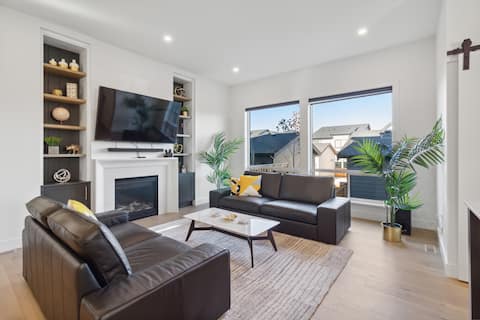 Popular Airbnb listing: Sparsh Villas • Exquisite & Luxurious Family Home in British Columbia