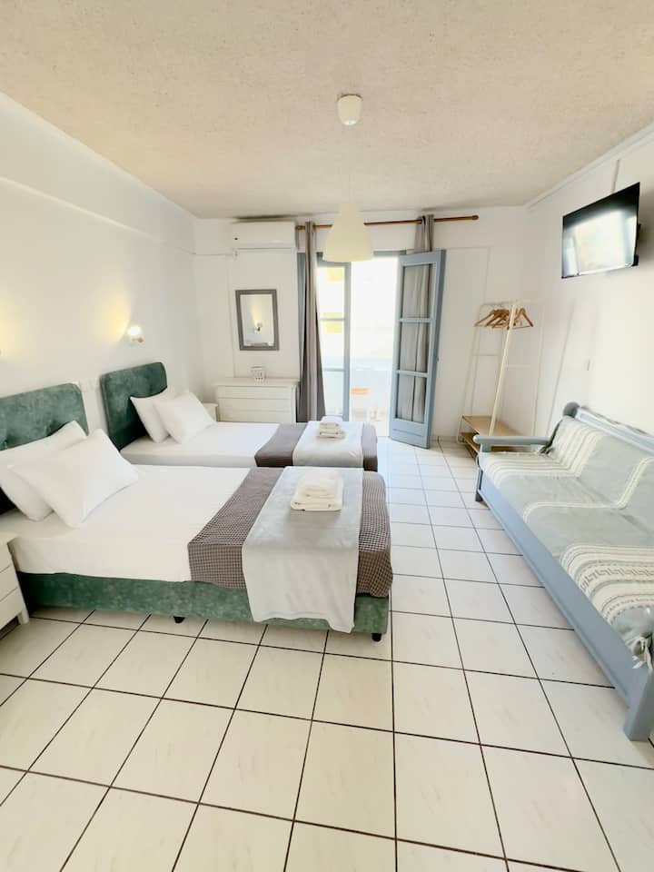 2 единични легла или 1 двойно легло ( по заявка на предпочитание за легло) 