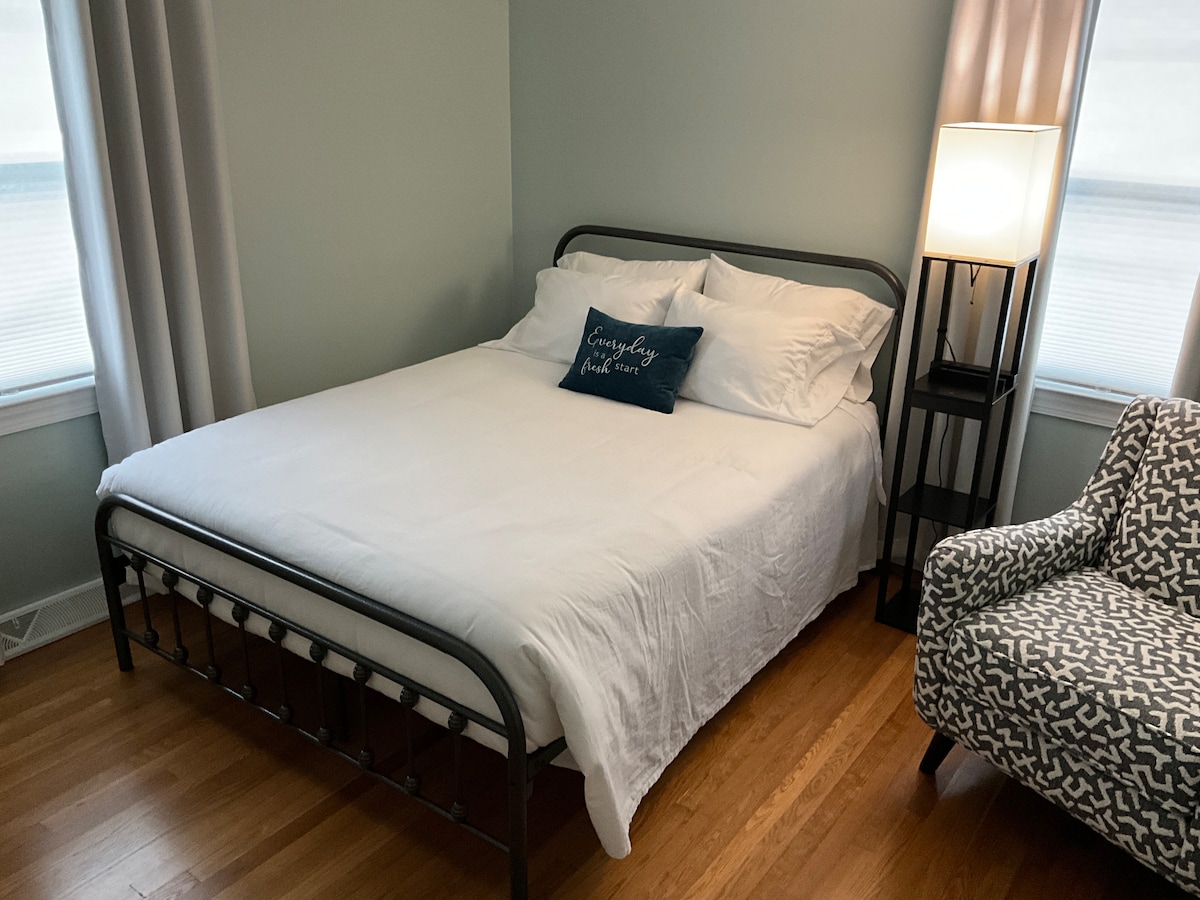 שני חדרי שינה קווין נמצאים בקצה השני של הבית מחדר השינה הראשי. שימו לב לרצפות העץ היפות! שני חדרי השינה האלה חולקים חדר רחצה חדש במסדרון עם רצפת אריחים, אמבטיה/מקלחת, שירותים ויהירות.