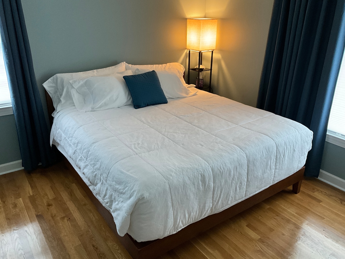 בחדר השינה הראשי יש מזרן BeautyRest שחור בגודל קינג סייז עם מצעי כותנה ומצעים מפוארים. טלוויזיית LG SmartTV בגודל 2023 43אינץ' מותקנת על הקיר לצפייה במיטה. חדר הרחצה הראשי הסמוך חדש ויש בו רצפת אריחים, יהירות, שירותים ומקלחת אריחים.