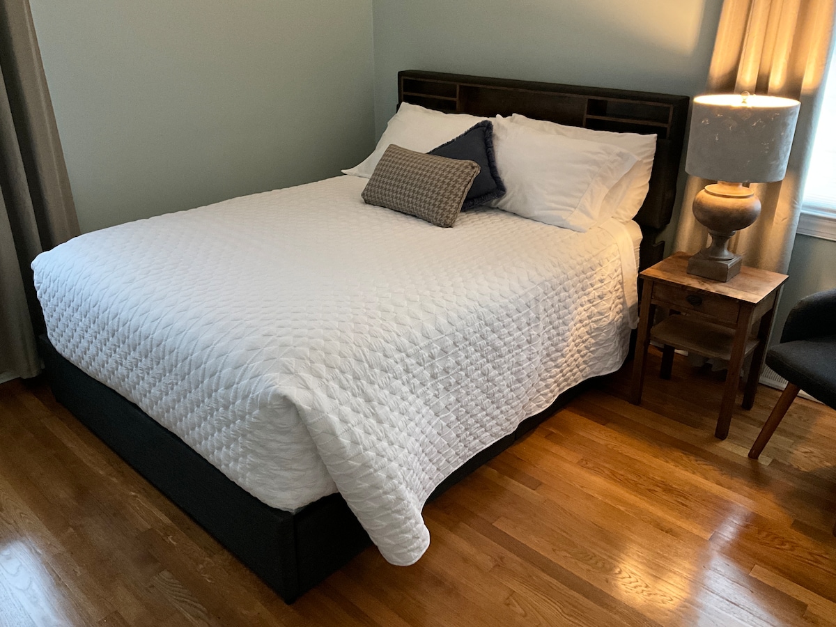 שני חדרי שינה קווין נמצאים בקצה השני של הבית מחדר השינה הראשי. שימו לב לרצפות העץ היפות! שני חדרי השינה האלה חולקים חדר רחצה חדש במסדרון עם רצפת אריחים, אמבטיה/מקלחת, שירותים ויהירות.