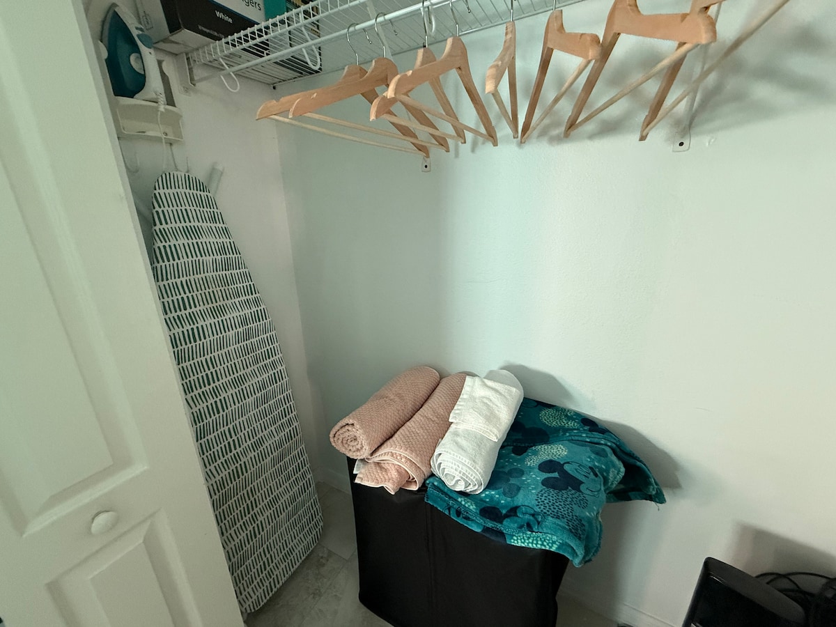 Espacio en el armario con perchas, tabla de planchar y plancha para usar durante la estadía.  