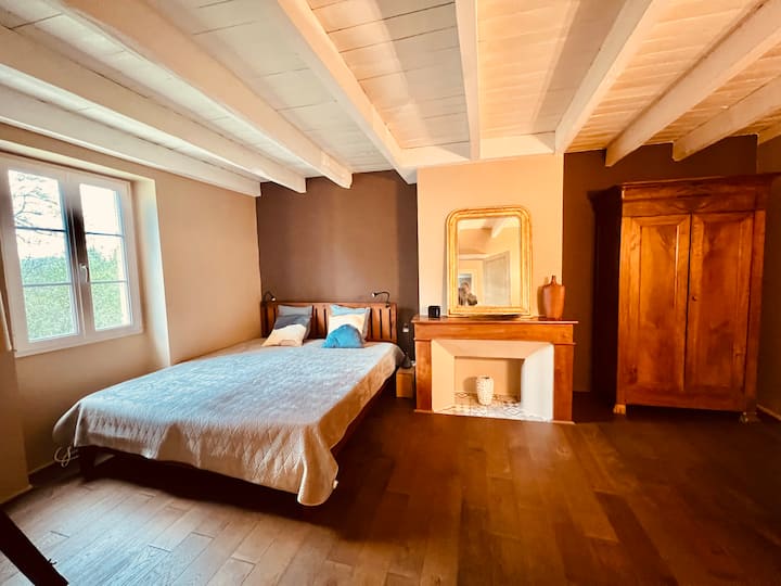 Спалната соба има 1 брачен кревет (широк 180 см) и 1 единечен кревет (широк 180 см)