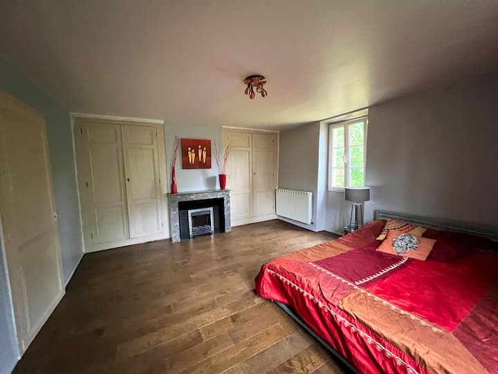 Голема спална соба со двоен кревет (150 см) и 2 вградени гардероба