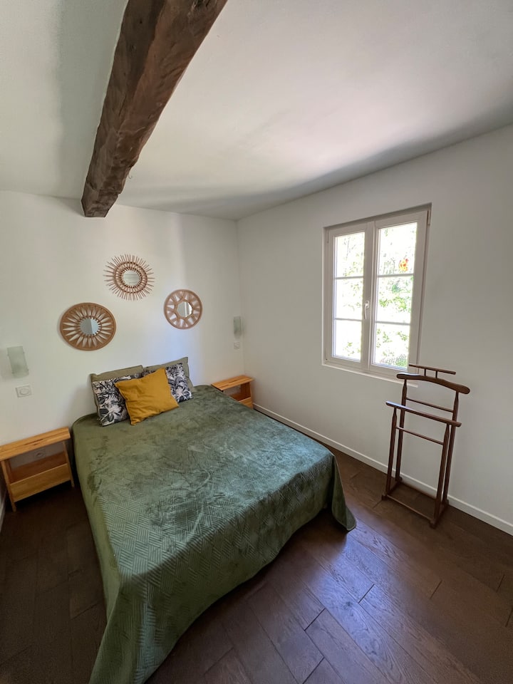 Спална соба со двоен кревет од 140 см и вграден плакар