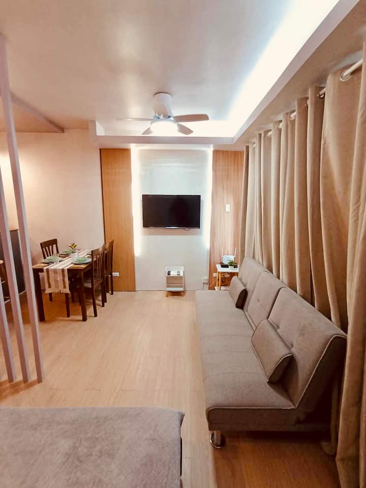 Ტელევიზორის ბრტყელი ეკრანი აღჭურვილია Netflix-ით და მრავალი სხვა საშუალებით. 