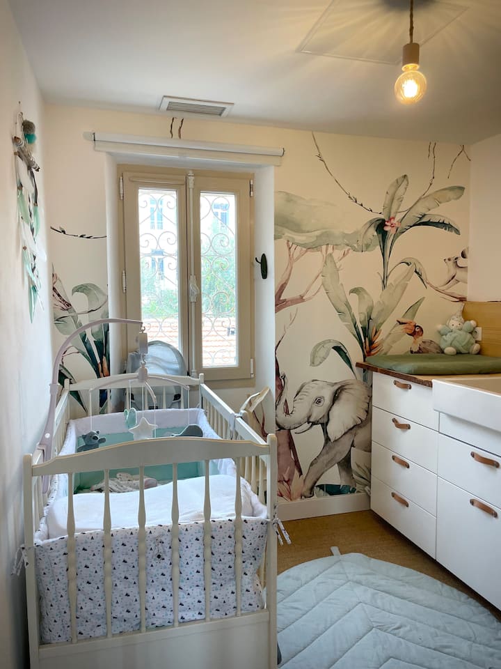 Detská izba s posteľou vhodná pre deti do 3 rokov, prebaľovacím pultom a vodným bodom