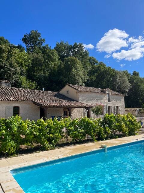 Charming Quercy village overlooking the valley