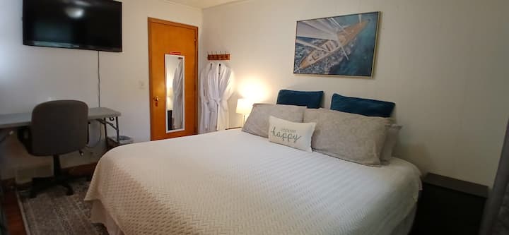 Genießen Sie ein Kingsize-Bett, frisch 
Bettwäsche, Großbildfernseher und viel Stauraum für deine persönlichen Gegenstände für einen längeren Aufenthalt …
riesiger Schrank ...