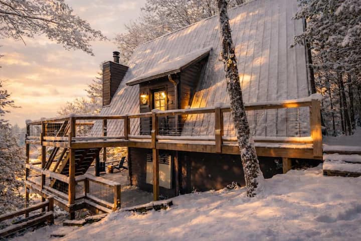 Hilltop Haus Stunning Views: sauna|hot tub|gym - Cabins for Rent