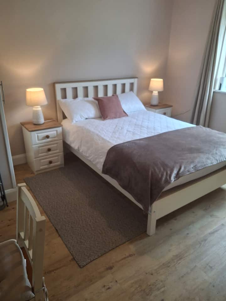 双人床、浴袍和办公桌