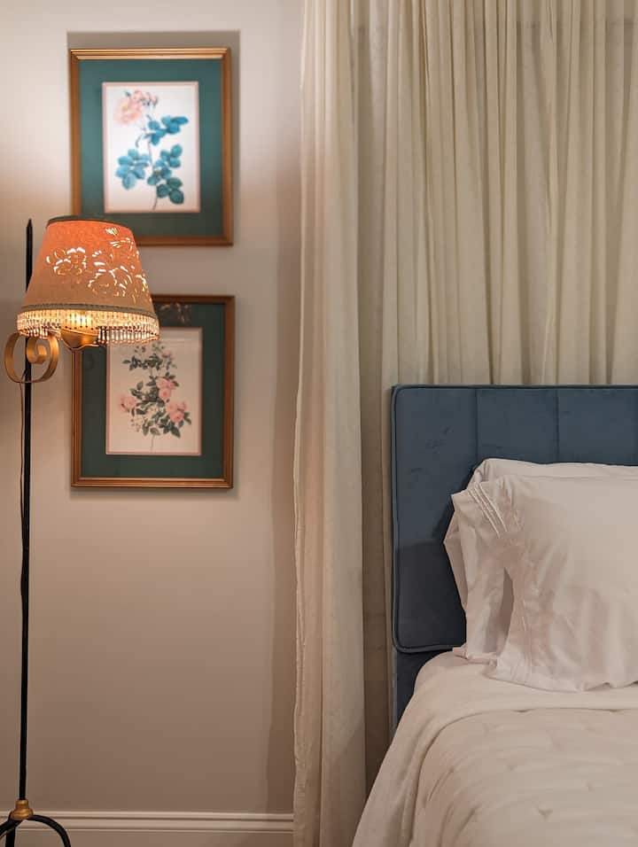 Dormitorio principal
Cama matrimonial
Capacidad para dos personas.  