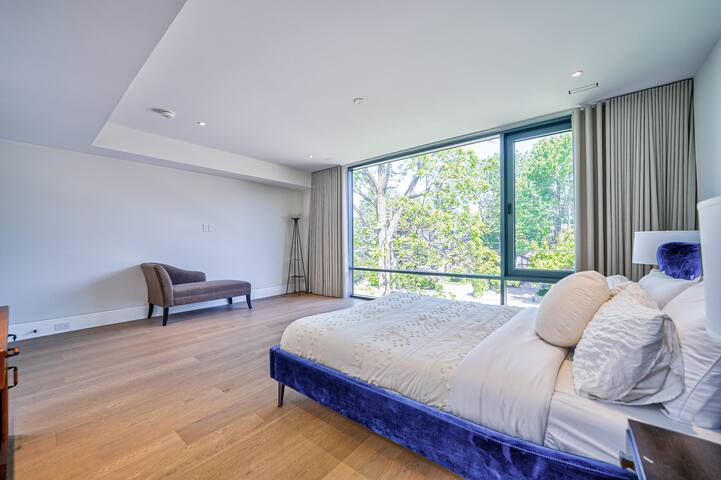 Ultra-Modern 5BDR Home with Pool, Gym & Theatre gallery image 5