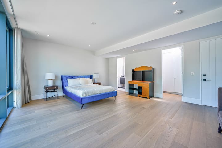 Ultra-Modern 5BDR Home with Pool, Gym & Theatre gallery image 4