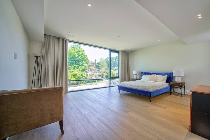 Ultra-Modern 5BDR Home with Pool, Gym & Theatre gallery image 3