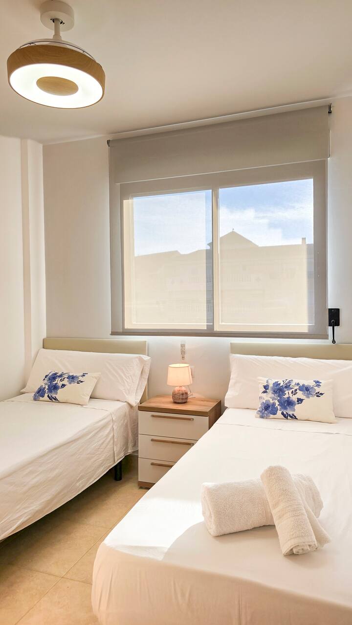 Habitación con dos camas de 90x190cm, aire acondicionado, ventilador de techo y armario empotrado
