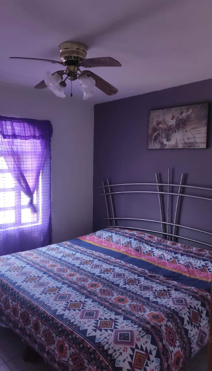 Táto spálňa sa nachádza na prízemí domu, má manželskú posteľ veľkosti King, stropný ventilátor a okno s výhľadom na bazén 