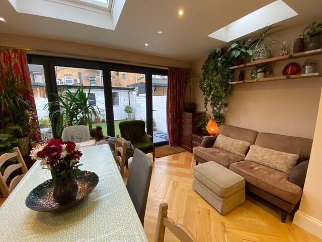 Victorian Terrace Cosy Family Friendly Rental gallery image 4