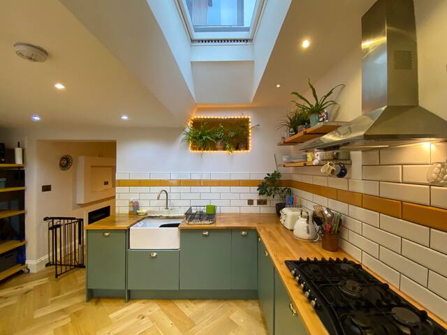 Victorian Terrace Cosy Family Friendly Rental gallery image 5