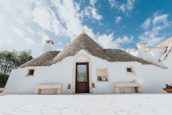 Trullo SuiteTulipano with pool | Fascino Antico